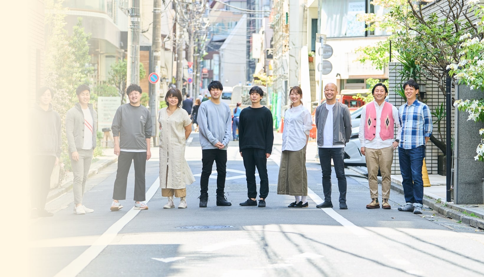 社員が笑顔で並んで立っている写真